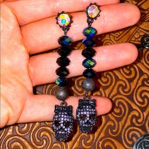 Dangling skull earrings